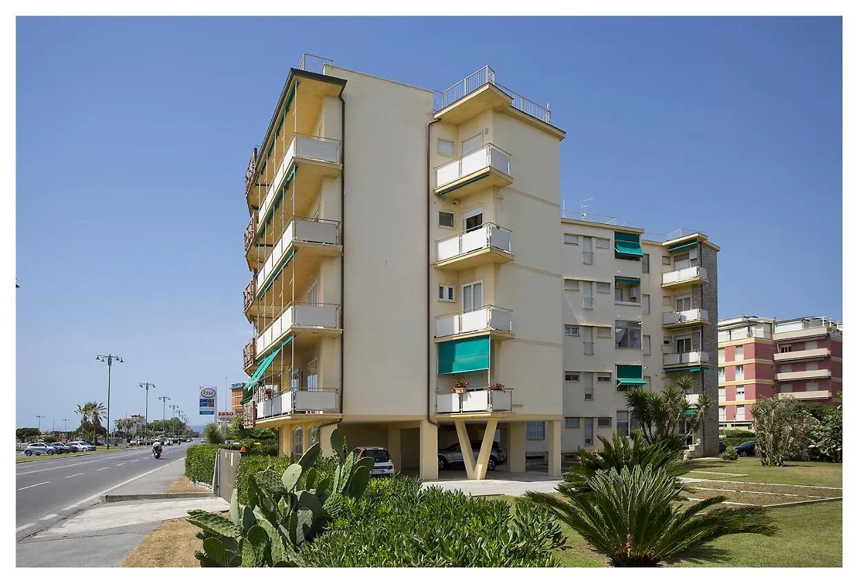 Casa Gorgone, Seafront Flat! Apartman Viareggio 0*,